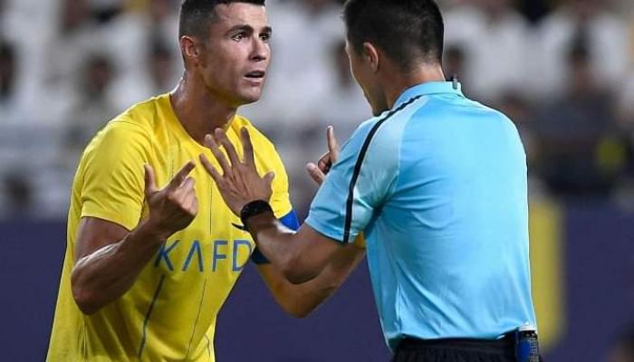 Image de Football. Lors de la finale de qualification à la Ligue des champions asiatique qui s'est tenu ce mardi soir, de Al-Nassr, mené 1-2 jusqu'à la 88e minute, a finalement renversé Shabab Al Ahli pour l'emporter 4-2. Cette victoire lui assure le passage à la phase de groupes de la Ligue des champions asiatique. Dès le début de la rencontre, Al-Nassr avait pris l'avantage grâce à Anderson Talisca, mais Shabab Al Ahli a rapidement égalisé. Cristiano Ronaldo, de son côté, était furieux face à l'arbitrage, réclamant en vain quatre penalties en première période. Sa frustration l'a poussé à s'en prendre brutalement aux arbitres de touche et à jeter son brassard de capitaine. Ayman Yahya, entré en jeu à la 88e minute, fournit le centre pour l'égalisation de Sultan Al Ghannam. Anderson Talisca a ensuite marqué de la tête pour donner l'avantage à Al-Nassr, puis Cristiano Ronaldo a scellé la victoire avec une passe décisive. Que pensez-vous de la réaction de CR7 au cours de cette rencontre ?