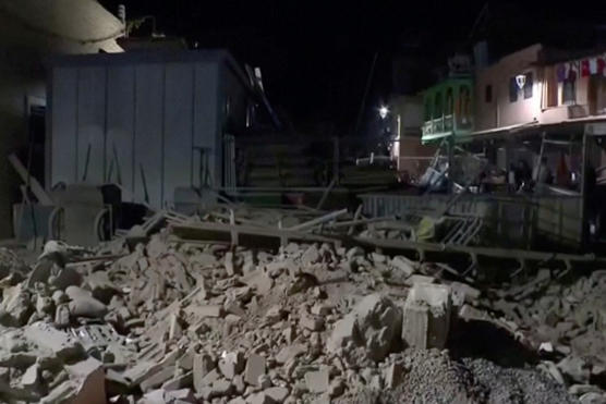 Image de Société. Un séisme majeur de magnitude 7 a frappé le centre du Maroc cette nuit du vendredi 8 au samedi 9 septembre, avec un épicentre proche de Marrakech, dans la province d'Al-Haouz. La catastrophe a coûté la vie à 632 personnes, blessé 329 autres et a laissé 51 individus dans un état critique, selon les chiffres officiels. Marrakech, avec son emblématique place Djemaa El-Fna, n'a pas été épargnée : une section d'un minaret s'est effondrée, ce qui a blessé plusieurs personnes. Dans la panique et la peur des répliques, des centaines de personnes ont cherché refuge en plein air, dormant dans des places publiques. Face au catastrophe, l'élan de solidarité se manifeste de tous les côtés. En effet, à l'international, les messages de soutien et d'aide affluent. Le président français, Emmanuel Macron, a exprimé son soutien au Maroc tout comme d'autres leaders mondiaux. Plusieurs pays, dont Israël, l'Italie et l'Allemagne, ont proposé leur aide. Quelles sont vos impressions ?