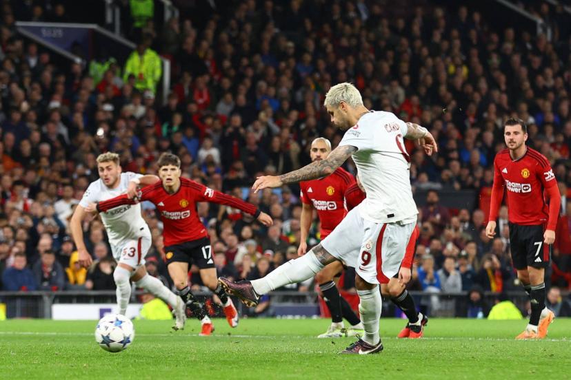 Image de Football. Manchester United a connu une défaite décevante contre Galatasaray (2-3) lors de leur deuxième match en phase de groupes de la Ligue des champions. Malgré leur avance à deux reprises dans le match, les Red Devils ont fini par céder face à l'équipe turque. Dans l'autre match du groupe A, le Bayern Munich a réussi à battre Copenhague (2-1). Les débuts de Manchester United étaient prometteurs, avec un but de Rasmus Hojlund, mais Galatasaray a rapidement égalisé grâce à Wilfried Zaha. Hojlund a réussi à marquer un deuxième but pour United, mais Galatasaray a encore égalisé grâce à Akturkoglu. Mauro Icardi a joué un rôle clé en provoquant un penalty et en marquant le but de la victoire pour Galatasaray. Pendant ce temps, le Bayern Munich a remporté une victoire serrée contre Copenhague grâce à un but de Mathys Tel. Malgré le contrôle du jeu en première mi-temps, le Bayern a eu du mal à concrétiser ses occasions. La victoire permet au Bayern de prendre la première place du groupe avec deux victoires en deux matches. Comment Manchester United peut-il rebondir après cette défaite en Ligue des champions ?