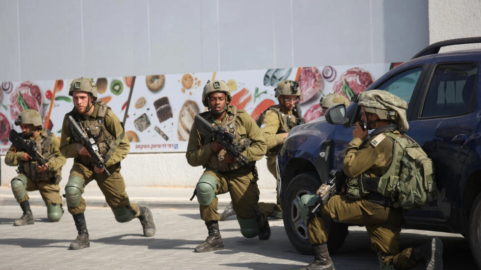 Image de Affaires Etrangères. Le Hamas a lancé une attaque massive contre Israël, en tirant plus de 5 000 roquettes et en infiltrant des combattants sur le territoire israélien. Cette offensive, qualifiée de "déluge d'Al-Aqsa", met fin à une trêve qui suivait une guerre de cinq jours entre les deux parties. David Khalfa, codirecteur de l'Observatoire de l’Afrique du Nord et du Moyen-Orient, juge cette attaque comme une "faillite historique" des services de renseignement israéliens. La sophistication et l'envergure de l'attaque la rendent sans précédent depuis la guerre du Kippour en 1973. L'opération du Hamas intervient lors de la crise politico-institutionnelle d'Israël et coïncide avec l'anniversaire de la guerre du Kippour, ce qui reflète une intention symbolique du Hamas. Quelle est votre analyse de la situation ?