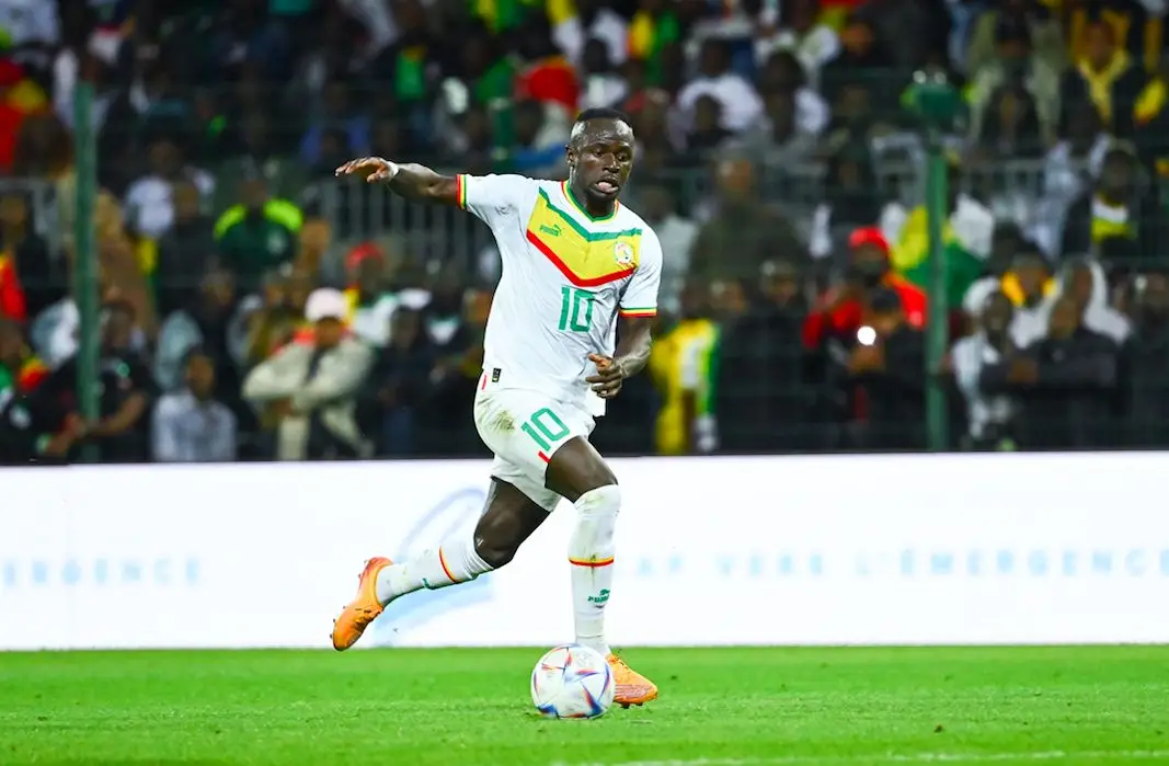 Image de Football. Le Sénégal remporte une courte victoire contre le Cameroun lors d'un match amical, préparant ainsi leur prochain face-à-face lors de la Coupe d'Afrique des nations. Sadio Mané a marqué le seul but du match sur penalty. Le match a été marqué par des moments d'engagement, mais les deux équipes semblaient réticentes à dévoiler leurs stratégies. Comment pensez-vous que cette victoire affectera la préparation et la confiance du Sénégal et du Cameroun en vue de leur rencontre lors de la prochaine Coupe d'Afrique des nations ?