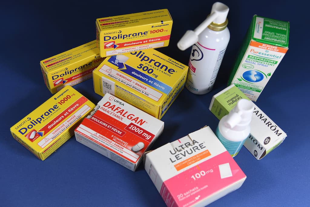 Image de Santé. La récente mise en garde de l'Agence nationale de sécurité du médicament (ANSM) concernant les comprimés anti-rhume, tels qu'Humex, Actifed, Nurofen et Dolirhume, met en évidence des inquiétudes croissantes quant à l'utilisation de ces médicaments courants. Alors que ces médicaments sont largement utilisés pour soulager les symptômes du rhume, l'ANSM souligne des effets indésirables rares mais graves associés à leur utilisation, notamment des infarctus du myocarde et des accidents vasculaires cérébraux. Cette alerte s'accompagne d'une recommandation de ne plus utiliser ces médicaments, bien que leur vente ne soit pas encore interdite. Il est essentiel de se pencher sur cette question en profondeur, d'explorer les raisons de l'inquiétude de l'ANSM, d'examiner les antécédents de ces médicaments et de comprendre comment les autorités de santé et l'industrie pharmaceutique réagissent à ces préoccupations. L'utilisation courante des médicaments anti-rhume Les médicaments vasoconstricteurs, tels qu'Humex, Actifed, Nurofen et Dolirhume, sont souvent choisis par les personnes en quête de soulagement lorsqu'elles sont aux prises avec les symptômes du rhume. Le rhume est une affection courante qui peut provoquer une congestion nasale, un écoulement nasal, des éternuements, des maux de gorge et d'autres symptômes gênants. Ces médicaments visent à soulager la congestion nasale en rétrécissant les vaisseaux sanguins dans le nez, ce qui peut aider à dégager les voies respiratoires et à faciliter la respiration. En raison de leur accessibilité sans ordonnance, ces médicaments sont largement utilisés par le grand public pour traiter les symptômes du rhume. Cependant, l'avertissement de l'ANSM remet en question la sécurité de ces médicaments et soulève des inquiétudes quant à leur utilisation généralisée. Les effets indésirables rares mais graves La principale préoccupation soulevée par l'ANSM concerne les effets indésirables graves liés à ces médicaments, en particulier les infarctus du myocarde et les accidents vasculaires cérébraux. Ces événements médicaux graves peuvent survenir après l'utilisation de vasoconstricteurs, et cela, quelle que soit la dose ou la durée du traitement. Ces conséquences sont suffisamment préoccupantes pour justifier une mise en garde claire de l'ANSM. Les consommateurs de ces médicaments, qui comptent souvent sur eux pour soulager les symptômes du rhume, doivent être informés de ces risques potentiels. Cela soulève la question de la sécurité des médicaments en vente libre et de la nécessité de mieux informer les consommateurs sur les risques associés à leur utilisation. Mise en garde précédente de l'ANSM Il est important de noter que l'ANSM avait déjà attiré l'attention sur ces médicaments en 2021, recommandant aux utilisateurs de les utiliser avec prudence et de ne pas les administrer aux enfants de moins de 15 ans ni aux femmes enceintes ou qui allaitent. Cependant, les récentes alertes de l'ANSM semblent encore plus graves, car elles suggèrent que ces médicaments devraient être évités par tous les groupes de patients, compte tenu des risques potentiels d'infarctus et d'AVC. Réaction de l'industrie pharmaceutique Face à ces nouvelles alertes, les laboratoires pharmaceutiques qui produisent ces médicaments ont réagi en affirmant que la communication de l'ANSM était prématurée, soulignant que les conclusions du comité de pharmacovigilance européen n'étaient pas encore disponibles. Les fabricants contestent également le nombre de cas signalés d'effets secondaires graves, affirmant qu'il n'a pas augmenté de manière significative. Cette réaction de l'industrie pharmaceutique met en évidence un élément clé du débat sur la sécurité des médicaments : l'incertitude qui entoure souvent les risques et les avantages des médicaments. Le fait que l'Union européenne ait entrepris une réévaluation de ces médicaments suggère que cette question est sérieusement prise en compte au niveau régional. La question de la sécurité des médicaments en vente libre La récente alerte de l'ANSM soulève une question plus large concernant la sécurité des médicaments en vente libre. De nombreux médicaments, y compris ceux qui sont couramment utilisés pour traiter des affections bénignes telles que le rhume, peuvent avoir des effets indésirables graves. Cela soulève la nécessité de mieux informer le public sur les risques potentiels et de mettre en place des mécanismes de surveillance efficaces pour détecter rapidement les effets secondaires graves. Alors que les autorités de santé continuent d'examiner ces médicaments, il est crucial de rappeler aux consommateurs que les médicaments ne sont pas dénués