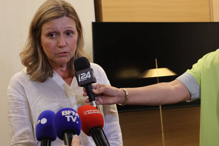 Image de Politique. Le récent voyage en Israël de la présidente de l'Assemblée nationale française, Yaël Braun-Pivet, en compagnie de divers parlementaires, a mis en lumière l'une des questions les plus épineuses de la politique internationale : le conflit israélo-palestinien. Ce voyage a suscité des réactions diverses, notamment le refus de certains partis de gauche d'y participer. Pour comprendre cette situation et les enjeux sous-jacents, il est essentiel d'examiner le contexte complexe de ce conflit, ses origines historiques et les développements récents qui influencent la manière dont les acteurs politiques internationaux s'y impliquent. Origines du conflit israélo-palestinien Le conflit israélo-palestinien est un différend territorial et politique qui a débuté au début du XXe siècle, lorsque les mouvements sionistes ont commencé à plaider en faveur de la création d'un État juif en Palestine, alors sous contrôle ottoman. Ce projet s'est concrétisé avec la déclaration Balfour de 1917, dans laquelle le gouvernement britannique a exprimé son soutien à la création d'un foyer national juif en Palestine. Les années qui ont suivi ont été marquées par un afflux croissant de colons juifs en Palestine, ce qui a conduit à des tensions croissantes avec la population arabe locale. Les Britanniques, en tant que mandataires, ont eu du mal à gérer ces conflits et ont finalement renoncé à leur mandat en 1947. Cela a ouvert la voie à la résolution 181 de l'ONU, qui a recommandé la partition de la Palestine en un État juif et un État arabe. Cependant, la résolution 181 n'a pas réussi à apaiser les tensions, et en 1948, Israël a déclaré son indépendance, provoquant une guerre avec les pays arabes voisins. Cette guerre a marqué le début d'une série de conflits, d'incidents et de négociations qui se sont poursuivis jusqu'à aujourd'hui. Évolutions récentes du conflit Au fil des décennies, le conflit israélo-palestinien a connu de nombreuses évolutions, certaines positives et d'autres négatives. L'accord d'Oslo en 1993 a ouvert la voie à la création de l'Autorité palestinienne et à des négociations sur le statut final. Cependant, ces négociations n'ont pas abouti à un accord de paix global, et les cycles de violence ont continué à secouer la région. L'une des questions les plus controversées dans le conflit est le statut de Jérusalem. La ville sainte est revendiquée comme capitale par les deux parties, et cette question épineuse a été au cœur de nombreux affrontements. En 2017, le président américain Donald Trump a déclenché une controverse mondiale en annonçant la reconnaissance de Jérusalem comme capitale d'Israël et le déménagement de l'ambassade américaine dans la ville. L'année 2020 a également vu un regain de tensions, avec l'annonce par Israël de son intention d'annexer une partie de la Cisjordanie, une décision largement critiquée par la communauté internationale. Les accords d'Abraham, signés en 2020, ont vu Israël établir des relations diplomatiques avec plusieurs pays arabes, ce qui a été salué comme un pas vers la normalisation régionale, mais qui a également suscité des inquiétudes au sein du mouvement palestinien. Le voyage de Yaël Braun-Pivet en Israël Le voyage de Yaël Braun-Pivet en Israël, en compagnie de parlementaires français, a suscité de nombreuses interrogations et réactions. L'objectif officiel du voyage était de montrer une solidarité envers les populations civiles touchées par le conflit et de soutenir les convois humanitaires. Cependant, la composition de la délégation et les réactions de certains partis politiques français ont mis en évidence la complexité du conflit israélo-palestinien et les sensibilités entourant son traitement. La présidente de l'Assemblée a expliqué qu'elle avait invité à la fois des parlementaires de droite et de gauche à participer au voyage. Eric Ciotti, président des Républicains, et Meyer Habib, député des Français établis hors de France, figuraient parmi les participants. Cependant, le Parti socialiste et le Parti communiste ont décliné l'invitation, arguant de leur réticence à participer à un "tourisme de guerre" et soulignant la nécessité de respecter un certain équilibre en se rendant également du côté palestinien. Ces réponses divergentes mettent en lumière les divisions politiques et les opinions contrastées au sein de la classe politique française concernant le conflit israélo-palestinien. Alors que certains estiment qu'il est essentiel de montrer une solidarité envers les populations civiles touchées par le conflit, d'autres insistent sur la nécessité de ne pas prendre parti et de rechercher un équilibre dans les approches. Les enjeux politiques du conflit israélo-palestinien Le conflit israélo-palestinien est un sujet politique majeur sur la scène internationale, avec de nombreuses implications et enjeux complexes. Plusieurs facteurs clés contribuent à sa persistance et à sa complexité. Le statut de Jérusalem : La question de Jérusalem demeure au cœur du conflit. Les revendications israéliennes et palestiniennes sur la ville sainte ont des implications profondes sur les négociations de paix et la stabilité de la région. Les colonies israéliennes : L'expansion des colonies israéliennes en Cisjordanie est un point de discorde majeur. Les Palestiniens considèrent ces colonies comme un obstacle à la création d'un État palestinien viable. Les réfugiés palestiniens : La question des réfugiés palestiniens reste irrésolue. Des millions de réfugiés palestiniens vivent dans des camps depuis des décennies, et leur statut est une question centrale dans les négociations de paix. L'implication internationale : Le conflit israélo-palestinien est le théâtre de l'implication de nombreux acteurs internationaux, notamment les États-Unis, l'Union européenne, et des pays arabes. Cette implication peut influencer les dynamiques du conflit. Les groupes extrémistes : La présence de groupes extrémistes, tels que le Hamas, complique encore davantage la situation. Leurs activités militantes et leurs attaques contre Israël suscitent des réponses militaires israéliennes, ce qui conduit à un cycle de violence. La normalisation régionale : Les accords d'Abraham et la normalisation des relations entre Israël et certains pays arabes ont modifié les alliances régionales, tout en suscitant des critiques au sein du mouvement palestinien. Les perspectives pour l'avenir Le conflit israélo-palestinien est l'un des conflits les plus anciens et les plus complexes du monde. Il continue d'avoir des répercussions profondes sur la région du Moyen-Orient et suscite l'attention de la communauté internationale. Alors que le voyage de Yaël Braun-Pivet en Israël a ravivé le débat sur la manière dont les acteurs politiques étrangers devraient s'impliquer, la question qui se pose est de savoir comment le conflit peut être résolu de manière juste et durable. Plusieurs pistes sont envisageables, notamment : La reprise des négociations de paix : Malgré les nombreux échecs précédents, la reprise de négociations de paix équitables entre Israël et les Palestiniens demeure une option essentielle pour parvenir à une solution durable. La médiation internationale : Les acteurs internationaux, y compris l'ONU, peuvent jouer un rôle de médiateur pour faciliter les négociations et faire respecter un éventuel accord. La mobilisation de la société civile : Les mouvements de la société civile, tant en Israël qu'en Palestine, ont joué un rôle important pour faire avancer la cause de la paix. Leur action continue peut contribuer à la résolution du conflit. La pression internationale : Les sanctions internationales et la pression diplomatique peuvent être utilisées pour encourager les parties à faire des concessions et à rechercher des compromis. La question qui se pose est de savoir si ces efforts et d'autres initiatives pourront finalement mettre un terme à ce conflit de longue date et apporter la paix et la stabilité à la région. Comment les acteurs nationaux et internationaux peuvent-ils contribuer à une résolution durable du conflit israélo-palestinien ?