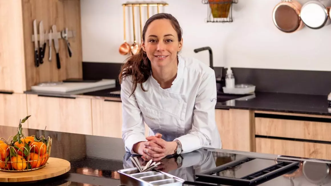 Image de Société. Nina Métayer, une pâtissière d'exception, a gravé son nom dans l'histoire en devenant la première femme à être couronnée "Meilleure Pâtissière du Monde 2023" par l'Union internationale des boulangers et pâtissiers (UBIC). Sa consécration a eu lieu lors d'un salon professionnel à Munich, en Allemagne, le 25 octobre dernier, et a été un moment de fierté tant pour elle que pour le monde de la pâtisserie. Le parcours de Nina Métayer est remarquable, marqué par la passion, la détermination et un talent indéniable. Lorsqu'elle évoque ses débuts, elle nous transporte au Mexique, où elle a vécu seule pendant un an avant de décider de s'installer dans ce pays. Son rêve était de fournir des hôtels au Mexique, et c'est ainsi qu'elle a entrepris un CAP en boulangerie. Cependant, son chemin l'a menée à Paris, où elle a été acceptée à l'école Ferrandi. Ce fut le point de départ d'une carrière exceptionnelle. Après avoir gravi les échelons dans des établissements prestigieux tels que l'Hôtel Le Meurice et l'Hôtel Raphaël, Nina a obtenu son premier poste de cheffe à seulement 25 ans. Elle a ensuite acquis une expérience précieuse en travaillant aux côtés de chefs étoilés tels que Jean-François Piège et au Café Pouchkine. Sa soif d'indépendance l'a finalement conduite à ouvrir sa propre pâtisserie, Délicatisserie. Lorsqu'on lui demande de décrire ses créations, Nina les qualifie d'élégantes, légères et porteuses d'émotions. Pour elle, la pâtisserie est un moyen de créer des moments de réconfort, de raviver des souvenirs d'enfance et de susciter des émotions positives. Elle accorde une grande importance à la qualité des produits et à la collaboration avec des fournisseurs passionnés. Pour Nina, la pâtisserie va au-delà de la simple préparation de gâteaux ; c'est une manière de contribuer à une économie axée sur la qualité et la durabilité. Le succès de Nina Métayer ne s'est pas construit en un jour. Elle a été nommée "Chef pâtissier de l'année" en 2016 et en 2017, un honneur qui témoigne de son dévouement, de sa sincérité envers les gens et de son respect envers ses équipes. Pour elle, la clé de la réussite réside dans la bienveillance, la sincérité et le respect mutuel. Elle insiste sur le fait que le talent et le savoir-faire sont importants, mais que ce sont les équipes qui nous entourent qui nous permettent d'atteindre de nouveaux sommets. La remise en question, le plaisir quotidien et l'amour pour son métier sont également essentiels pour progresser. Lorsqu'on aborde le débat entre le goût et l'esthétisme dans la pâtisserie, Nina souligne que les deux aspects sont indissociables. Le goût est primordial, mais l'esthétisme joue un rôle crucial dans la manière dont les gens perçoivent une création. L'apparence doit être à la hauteur du goût pour susciter l'admiration et le désir. Elle considère que l'attention portée aux détails est essentielle, car un gâteau qui est beau à regarder ne perd pas de son charme même s'il n'est pas parfait. Parmi toutes ses créations, Nina Métayer se dit particulièrement fière de la galette des rois "Notre-Dame", ornée d'une dentelle de patte à cigarette très fine. Cette réalisation, complexe et délicate, reflète sa passion pour les bonnes matières premières et l'artisanat. La dentelle, réalisée en 3D, est un travail minutieux qui symbolise son amour pour le beurre et la farine. Elle considère que ce gâteau réunit de nombreuses de ses valeurs, en tant que symbole de partage, d'intemporalité et de joie. Nina Métayer prodigue des conseils précieux aux futurs cuisiniers qui envisagent une carrière dans la pâtisserie. Elle les encourage à être conscients des contraintes du métier, notamment les horaires de travail, la fatigue physique et les sacrifices personnels. Cependant, elle souligne que la passion et la gratification de voir ses créations présentes sur les tables des fêtes sont des éléments qui rendent ce métier fascinant et gratifiant. Elle exprime sa joie à l'idée que ses créations puissent participer à de grands moments de célébration. En ce qui concerne sa relation avec la ville d'Issy-les-Moulineaux, Nina Métayer partage son attachement à cette ville où elle a choisi d'installer son laboratoire et son deuxième point de vente aux Halles d'Issy Biltoki. Elle a découvert la ville grâce à un membre de sa famille qui y réside, et lorsque l'opportunité s'est présentée, elle n'a pas hésité à s'y implanter. Les habitants d'Issy-les-Moulineaux sont désormais une part importante de sa clientèle, et elle tient à maintenir un lien fort avec eux en proposant des ateliers pâtisseries gratuits pour les enfants dans sa boutique aux Halles. La reconnaissance de Nina Métayer en tant que "Meilleure Pâtissière du Monde 2023" est un honneur mérité et un hommage à son talent exceptionnel. Sa passion pour la pâtisserie, son engagement envers la qualité et son désir de créer des moments de joie à travers ses créations la distinguent comme une figure emblématique de son domaine. L'avenir de la pâtisserie semble radieux avec des chefs pâtissiers aussi talentueux et passionnés que Nina Métayer. Cependant, le monde de la gastronomie est en constante évolution, et de nouveaux défis se profilent à l'horizon. Les consommateurs sont de plus en plus attentifs à la provenance des ingrédients, à la durabilité et à la responsabilité sociale des entreprises. Il est donc intéressant de se demander comment la pâtisserie évoluera pour répondre à ces nouvelles attentes. Comment les pâtissiers continueront-ils à innover tout en préservant la qualité et le goût ? Comment la pâtisserie peut-elle contribuer à une alimentation plus saine et respectueuse de l'environnement ? Les défis sont nombreux, mais le talent et la passion des pâtissiers, comme Nina Métayer, sont des atouts précieux pour relever ces défis et façonner l'avenir de leur art.