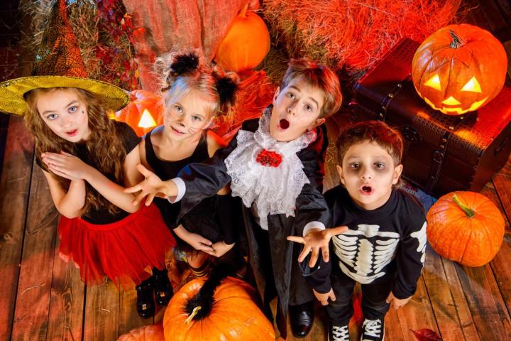 Image de Société. Halloween, la fête célébrée le 31 octobre, est devenue un phénomène culturel répandu à travers le monde, caractérisé par des déguisements effrayants, la collecte de bonbons et une ambiance festive. Cependant, peu de gens connaissent l'origine et l'histoire de cette célébration. Dans cet article, nous allons explorer les racines d'Halloween, remontant à une fête celtique appelée Samain, et découvrir comment cette tradition s'est transformée au fil des siècles pour devenir la fête que nous connaissons aujourd'hui. Samain : L'ancêtre d'Halloween Halloween trouve ses racines dans une ancienne fête celtique appelée Samain. Samain était célébrée en Irlande, notamment dans le comté de Meath, au nord de l'île, et marquait le passage de l'été à l'hiver. Dans la mythologie celtique, l'année était divisée en deux saisons : l'été, caractérisé par des jours longs, et l'hiver, appelé la "saison sombre". Samain était une fête païenne qui annonçait la fin de l'année celtique, se déroulant le 31 octobre, le jour où la saison des moissons prenait fin et où l'hiver commençait. Cette célébration avait également un aspect spirituel, car elle permettait aux vivants de renouer avec les morts. Pendant six jours, les héros et les défunts étaient honorés tour à tour. Le 31 octobre, une cérémonie appelée la "reconnaissance du feu" avait lieu. Les feux domestiques étaient éteints dans les foyers, puis les druides allumaient un grand feu de joie au centre du village pour chasser les mauvais esprits. Le jour suivant était le point culminant de Samain, où les esprits des défunts étaient censés revenir parmi les vivants. Les habitants laissaient symboliquement leurs portes ouvertes pour accueillir ces esprits. La tradition du "Trick or Treat" Une autre coutume de Samain qui perdure dans la tradition d'Halloween est le "Trick or Treat" (traduit par "Des bonbons ou un sort"). Les enfants sortaient dans les rues pour présenter leurs vœux, et il était mal vu de ne pas leur ouvrir la porte, car cela pouvait entraîner une année malchanceuse. C'est de cette tradition que provient la pratique actuelle des enfants quémandant des bonbons dans leurs déguisements effrayants. D'une célébration celtique à une fête catholique La transition de Samain à Halloween a eu lieu au cours des siècles en raison de l'influence de l'Église catholique. La fête catholique de la Toussaint, célébrée en l'honneur de tous les saints, est fixée au 1er novembre. Au VIIe siècle, le pape Grégoire III a consacré une chapelle de la basilique Saint-Pierre à tous les saints de l'Église, et la date de célébration a été changée pour correspondre au 1er novembre, qui coïncide avec la date de Samain. Les fêtes celtiques étant encore largement pratiquées, l'Église britannique a cherché à détourner l'attrait des célébrations païennes en établissant la fête de la Toussaint en novembre au lieu de mai, comme elle l'était auparavant. Cette pratique médiévale de l'Église britannique a finalement conduit à l'adoption du 1er novembre comme date officielle de la Toussaint par l'ensemble de l'Église catholique. Halloween aux États-Unis et dans le monde anglo-saxon Au XIXe siècle, la Grande Famine irlandaise a provoqué une émigration massive des Irlandais vers l'Amérique du Nord. Ils ont emporté avec eux leurs traditions, y compris celle d'Halloween. C'est pourquoi Halloween est particulièrement célébrée aux États-Unis et dans le monde anglo-saxon en général. Aujourd'hui, Halloween est devenue une fête populaire et commerciale, caractérisée par des déguisements effrayants, des décorations thématiques, des bonbons et des festivités. Bien que les origines d'Halloween soient liées à des rituels anciens, elle est désormais une occasion pour les gens de se divertir, de se déguiser en créatures effrayantes et de célébrer la saison d'automne. Halloween dans le monde contemporain De nos jours, Halloween est célébrée dans de nombreux pays à travers le monde. Les traditions varient d'une région à l'autre, mais l'essence de la fête reste la même : l'occasion de se déguiser, de décorer les maisons, de participer à des festivités et de profiter de bonbons. Aux États-Unis, les festivités comprennent souvent des maisons hantées, des labyrinthes de maïs, des concours de costumes et des tournées pour collecter des bonbons. Dans de nombreux autres pays, comme le Royaume-Uni, le Canada, l'Australie et la Nouvelle-Zélande, Halloween est également célébrée avec enthousiasme, bien que les traditions puissent varier légèrement. Les enfants se déguisent en monstres, en super-héros ou en personnages populaires et partent à la chasse aux bonbons dans leur quartier. Même dans des pays où Halloween n'a pas de tradition préalable, il gagne en popularité. Il est devenu courant d'organiser des soirées costumées, des événements effrayants et des concours de citrouilles sculptées pour célébrer cette fête. Dans ces endroits, Halloween est souvent considéré comme une fête amusante et une opportunité de se divertir. En fin de compte, Halloween est devenu un événement mondial qui transcende les frontières culturelles et géographiques. Il offre aux gens de tous âges la possibilité de se laisser aller à leur imagination, de partager des moments de plaisir et d'exprimer leur créativité à travers des costumes et des décorations. En tant que célébration qui trouve ses origines dans des rituels anciens, Halloween a su évoluer pour devenir une tradition vivante et adaptable, appréciée par de nombreuses cultures à travers le monde. Comment célébrez-vous Halloween dans votre région ou pays, et quelles sont vos traditions préférées associées à cette fête ?