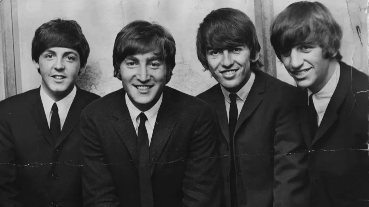 Image de Musique/Radio. La sortie du dernier titre des Beatles, intitulé "Now and Then", le 2 novembre, a créé un émoi parmi les fans du légendaire groupe britannique. Ce morceau inédit a été réalisé grâce à l'utilisation de l'intelligence artificielle (IA), suscitant à la fois l'enthousiasme et la curiosité du public. Alors que certaines spéculations initiales suggéraient que l'IA avait été employée pour recréer numériquement la voix du regretté John Lennon, cette idée a été rapidement dissipée par Paul McCartney lui-même. Le recours à l'IA dans la musique est un domaine en constante évolution qui suscite de nombreuses questions et discussions. Il est essentiel de comprendre comment cette technologie a été utilisée pour donner une nouvelle vie à la voix de John Lennon sans la créer artificiellement. Cette histoire fascinante commence par une cassette qui a été transmise en 1994 par Yoko Ono, la femme de John Lennon, aux autres membres des Beatles. Cette cassette contenait un enregistrement de John Lennon chantant la chanson "Now and Then", qu'il avait écrit dans les années 70. L'intention était de terminer la chanson et d'en faire le dernier son des Beatles. Cependant, lorsqu'elle a été reçue par les trois membres survivants du groupe en 1994, la cassette était inutilisable en l'état. Il a fallu attendre près de 30 ans pour que les progrès technologiques, notamment dans le domaine de l'IA, permettent d'éditer correctement la bande. C'est là que l'intervention du cinéaste Peter Jackson, célèbre pour son documentaire sur les Beatles, a été cruciale. Peter Jackson a expliqué comment, lors de la réalisation du documentaire "Get Back", l'équipe avait porté une attention particulière aux techniques de restauration audio. Cette recherche les a conduits à développer une technologie basée sur l'apprentissage profond (machine learning) qui permet de séparer les différents éléments d'une chanson en pistes distinctes. Grâce à cette avancée, la voix de John Lennon a pu être isolée des harmonies du piano qui l'accompagnaient dans l'enregistrement original. L'utilisation de cette technologie a permis de restaurer l'enregistrement de manière à ce que la voix de John Lennon puisse être entendue clairement, sans que le piano ne la couvre, comme c'était le cas dans la version initiale. Cette prouesse technique a été accueillie avec enthousiasme par les membres restants des Beatles, Ringo Starr et Paul McCartney, qui ont pu ainsi achever la chanson conformément à leur vision originale. Le résultat final est une chanson où la voix de John Lennon est préservée, plus de 40 ans après sa mort, et où elle est accompagnée des contributions de Paul McCartney, George Harrison (décédé en 2001) et Ringo Starr. Cette collaboration posthume a permis de donner vie à une chanson que les fans des Beatles pourront désormais apprécier. L'utilisation de l'IA dans la musique, et en particulier dans le cas de "Now and Then" des Beatles, soulève plusieurs questions fascinantes. Tout d'abord, comment l'IA peut-elle être utilisée pour restaurer et améliorer des enregistrements musicaux existants, en particulier lorsque des éléments vocaux et instrumentaux sont entremêlés ? Cette technologie offre-t-elle de nouvelles opportunités pour préserver et mettre en valeur le patrimoine musical ? De plus, l'histoire de "Now and Then" montre comment la musique peut transcender le temps et la distance. La collaboration entre des artistes, même à travers les décennies, peut donner naissance à des œuvres nouvelles et significatives. Comment cette nouvelle chanson des Beatles sera-t-elle reçue par les fans et par la génération actuelle, qui n'a peut-être pas vécu l'époque du groupe ? Enfin, il est essentiel de réfléchir à l'éthique de l'utilisation de l'IA dans la musique. Quelles sont les limites de l'intervention technologique dans la création artistique, en particulier lorsqu'il s'agit de voix d'artistes décédés ? Où tracera-t-on la ligne entre la préservation de l'héritage musical et la manipulation numérique ? La sortie de "Now and Then" des Beatles est un exemple fascinant de la manière dont la technologie et l'art peuvent s'entremêler pour créer quelque chose de nouveau. Cela suscite des questions sur la nature de la créativité, la préservation de l'histoire musicale et l'évolution de l'industrie de la musique à l'ère numérique. Comment cela façonnera-t-il notre appréciation de la musique et de l'art dans les années à venir ?