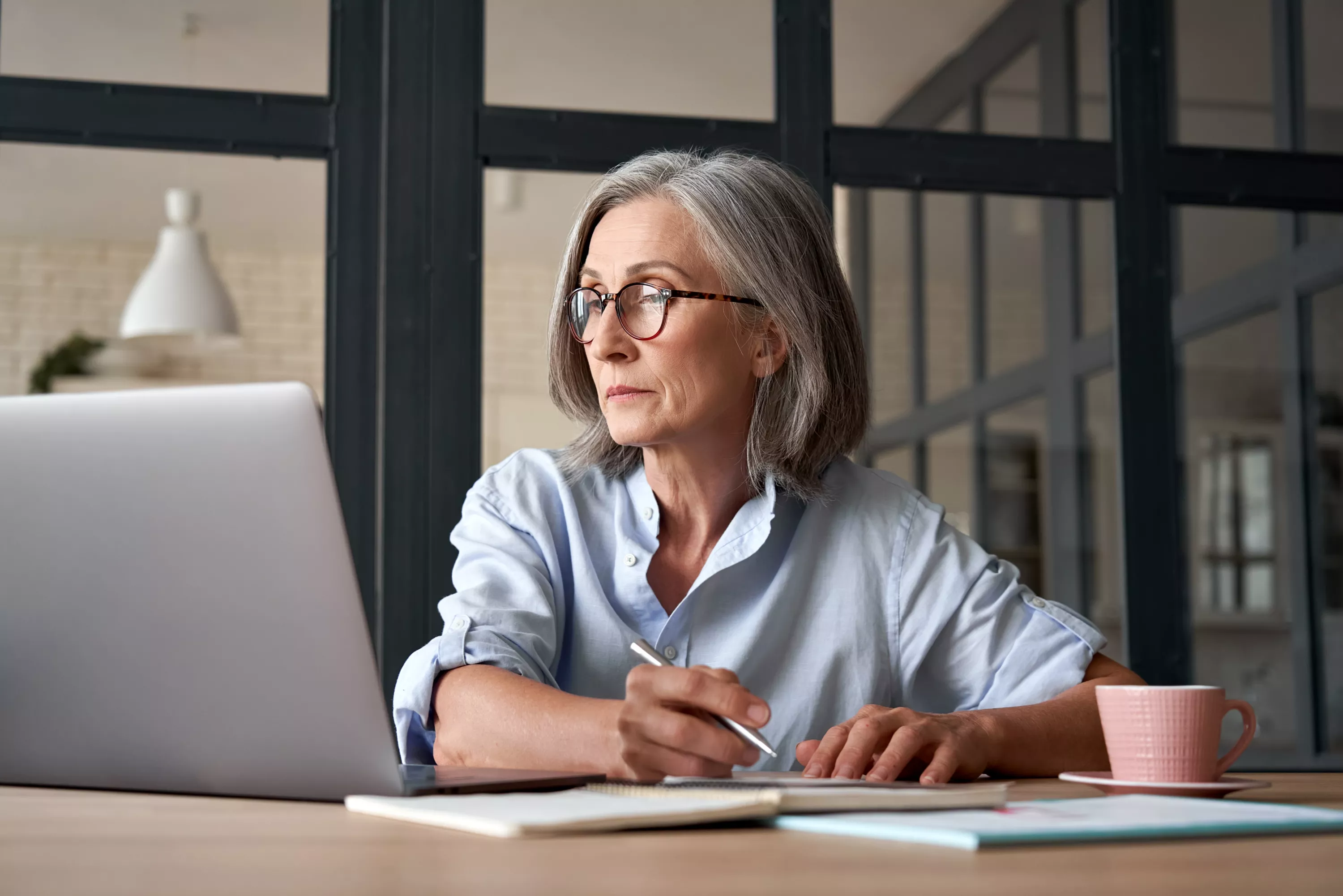 Image de Carrière. La question de l'emploi des seniors devient une préoccupation majeure à chaque réforme des retraites. Un élément crucial à prendre en compte est que chaque année, en moyenne, environ 30 % des départs en fin de carrière ne sont pas des passages immédiats de l'emploi à la retraite. Ces départs précoces de l'emploi, qui se situent en dehors des régimes de retraite et de préretraite, résultent principalement de trois causes : des problèmes de santé, le chômage et l'inactivité. Bien que ce phénomène soit largement connu dans son ensemble, il manquait jusqu'à présent un diagnostic précis par métier. La diversité de ces départs précoces de l'emploi est frappante, avec une représentation de plus de 40 % dans certains métiers, tandis que dans d'autres, cela ne concerne qu'environ 10 % des départs en fin de carrière. Les métiers les plus touchés se trouvent dans l'hébergement-restauration (employés polyvalents, cuisiniers), le bâtiment (second œuvre et gros œuvre), les services aux particuliers et aux collectivités (services à la personne, agents d'entretien) et la manutention. Le motif principal de ces départs varie considérablement, par exemple, 30 % des caissiers et employés de libre service partent pour des raisons de santé, tandis qu'un ouvrier qualifié de la manutention sur cinq cite l'inactivité comme raison de son départ anticipé. Parmi les quinze métiers avec les taux de départs précoces les plus élevés, dix figurent également parmi ceux dont les travailleurs déclarent le plus souvent "ne pas se sentir capables de faire le même travail jusqu'à la retraite". En ce qui concerne le chômage et l'inactivité, les départs anticipés semblent avoir un lien modéré avec la catégorie socioprofessionnelle. Cependant, les employés et les ouvriers peu qualifiés sont surreprésentés parmi ceux qui quittent le monde du travail précocement pour des raisons de santé. Les conditions de travail contraignantes jouent un rôle dans ces départs, mais la corrélation reste modérée (0,6) : la proportion de départs anticipés est de 8 % parmi les ouvriers qualifiés de la mécanique, contre 31 % chez les ouvriers peu qualifiés de la manutention, deux métiers caractérisés par des conditions de travail exigeantes. Améliorer les conditions de travail demeure l'un des leviers essentiels pour accroître le taux d'emploi des seniors et réduire les difficultés de recrutement dans les métiers où les départs précoces sont liés à des problèmes de santé et à des conditions de travail exigeantes. Ces constatations soulèvent des questions fondamentales sur la manière de préserver la santé et la capacité de travail des travailleurs âgés et de permettre à un nombre croissant de personnes de continuer à travailler jusqu'à l'âge de la retraite. Comment les entreprises et les gouvernements peuvent-ils collaborer pour créer un environnement de travail favorable aux travailleurs âgés, tout en assurant la viabilité des régimes de retraite et en comblant les besoins en main-d'œuvre dans des secteurs souffrant de départs précoces de l'emploi ?